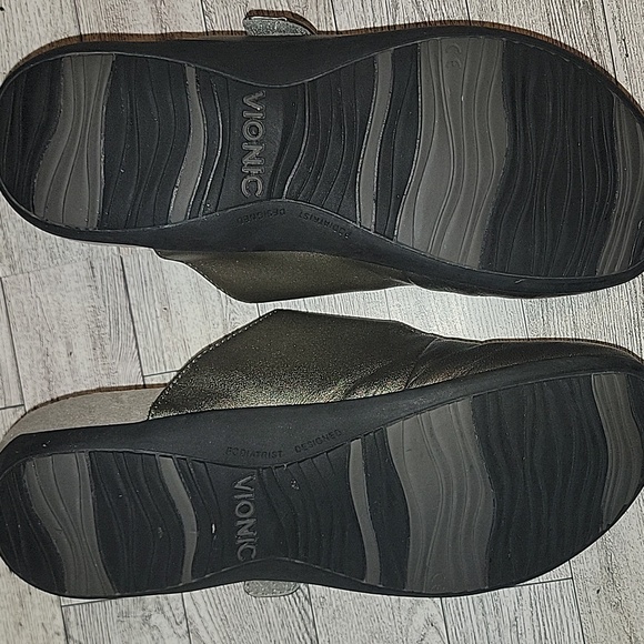 Vionic Silver Metallic Joan Mule Size 8 - Picture 3 of 3
